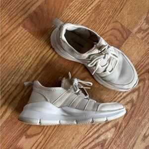 WELL WORN Women’s White Sneakers